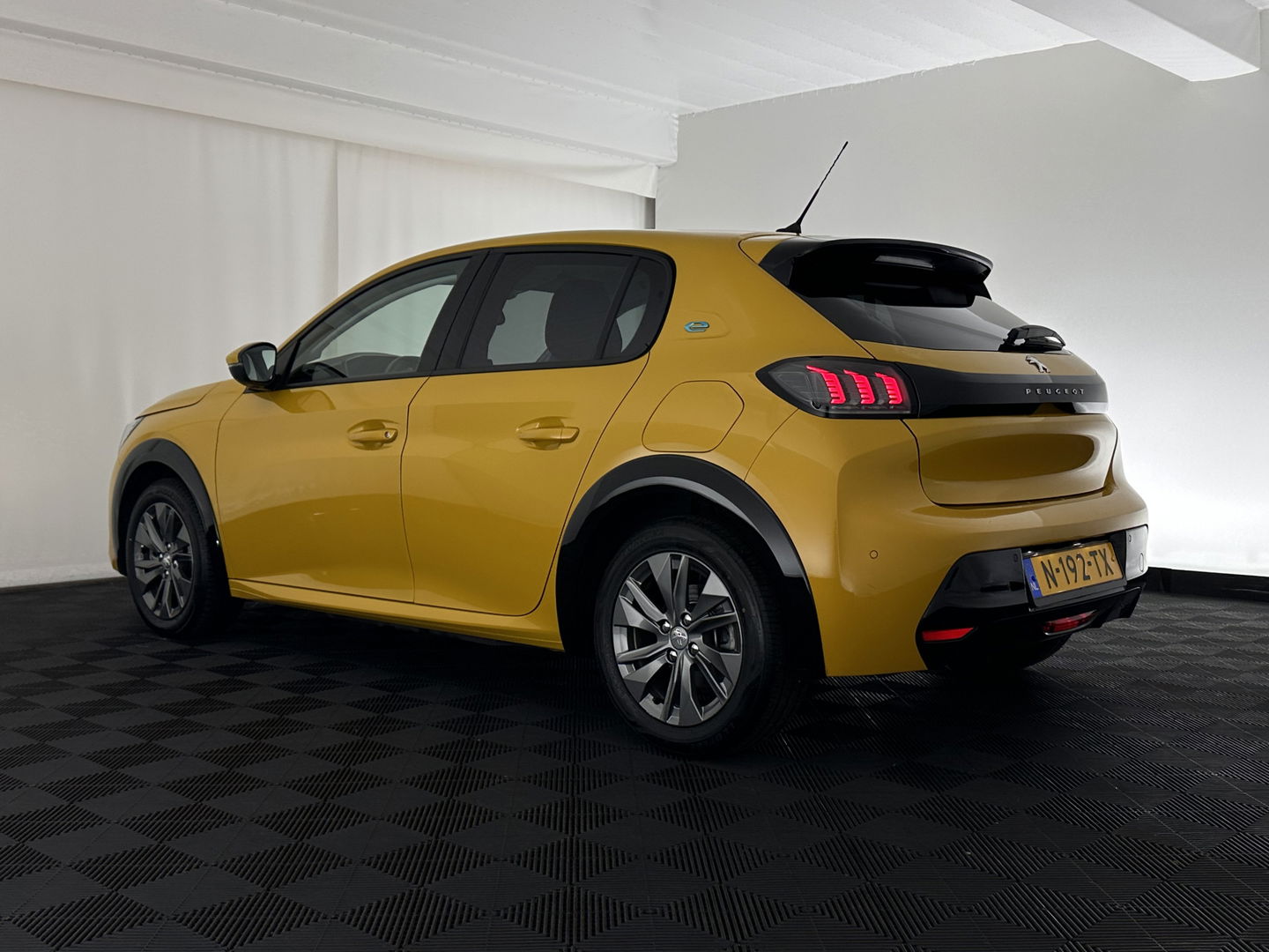 Peugeot e-208 EV Allure Pack 50 kWh (3-Fase-11kW) {SOH-89%} Aut.*HEATPUMP | LEATHER-FABRIC | FULL-LED | DIGI-COCKPIT | BLINDSPOT | CAMERA | AMBIENTLIGHT | NAVI-FULLMAP | LANE-ASSIST | KEYLESS | DAB | PRIVACYGLASS | HEATED-SPORTSEATS | CARPLAY | 16"ALU