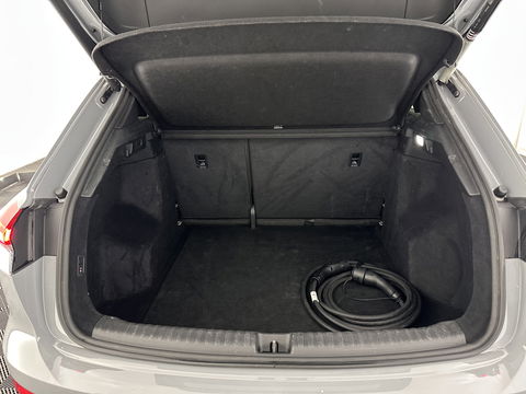 Audi Q4 e-tron 40 S-edition 77 kWh [ 3-Fase-11kW ] {SOH-89%} (INCL-BTW) *HEATPUMP | LEATHER-FABRIC | MATRIX-LED | ADAPTIVE-CRUISE | HEATED-SPORTSEATS | AMBIENTLIGHT | DIGI-COCKPIT | CAMERA | KEYLESS | DAB+ | NAVI-FULLMAP | TOWBAR | PRIVACYGLASS | 20"AL