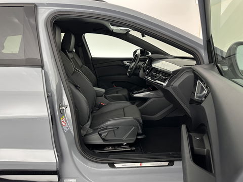 Audi Q4 e-tron 40 S-edition 77 kWh [ 3-Fase-11kW ] {SOH-89%} (INCL-BTW) *HEATPUMP | LEATHER-FABRIC | MATRIX-LED | ADAPTIVE-CRUISE | HEATED-SPORTSEATS | AMBIENTLIGHT | DIGI-COCKPIT | CAMERA | KEYLESS | DAB+ | NAVI-FULLMAP | TOWBAR | PRIVACYGLASS | 20"AL