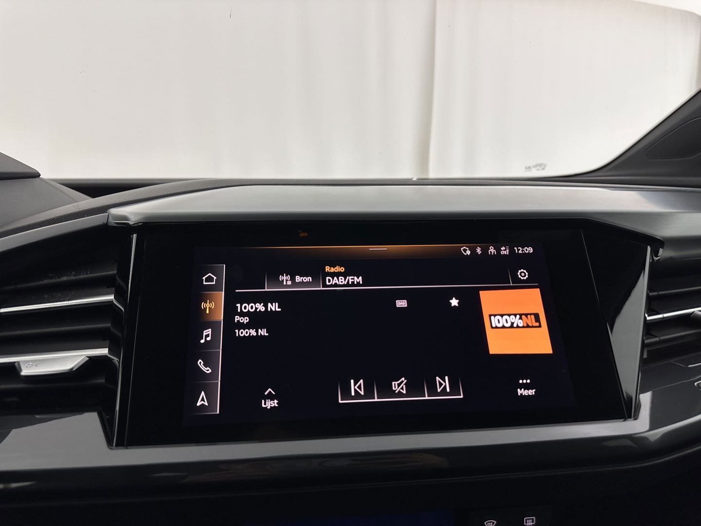 Audi Q4 e-tron 40 S-edition 77 kWh [ 3-Fase-11kW ] {SOH-89%} (INCL-BTW) *HEATPUMP | LEATHER-FABRIC | MATRIX-LED | ADAPTIVE-CRUISE | HEATED-SPORTSEATS | AMBIENTLIGHT | DIGI-COCKPIT | CAMERA | KEYLESS | DAB+ | NAVI-FULLMAP | TOWBAR | PRIVACYGLASS | 20"AL