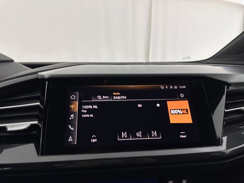 Audi Q4 e-tron 40 S-edition 77 kWh [ 3-Fase-11kW ] {SOH-89%} (INCL-BTW) *HEATPUMP | LEATHER-FABRIC | MATRIX-LED | ADAPTIVE-CRUISE | HEATED-SPORTSEATS | AMBIENTLIGHT | DIGI-COCKPIT | CAMERA | KEYLESS | DAB+ | NAVI-FULLMAP | TOWBAR | PRIVACYGLASS | 20"AL