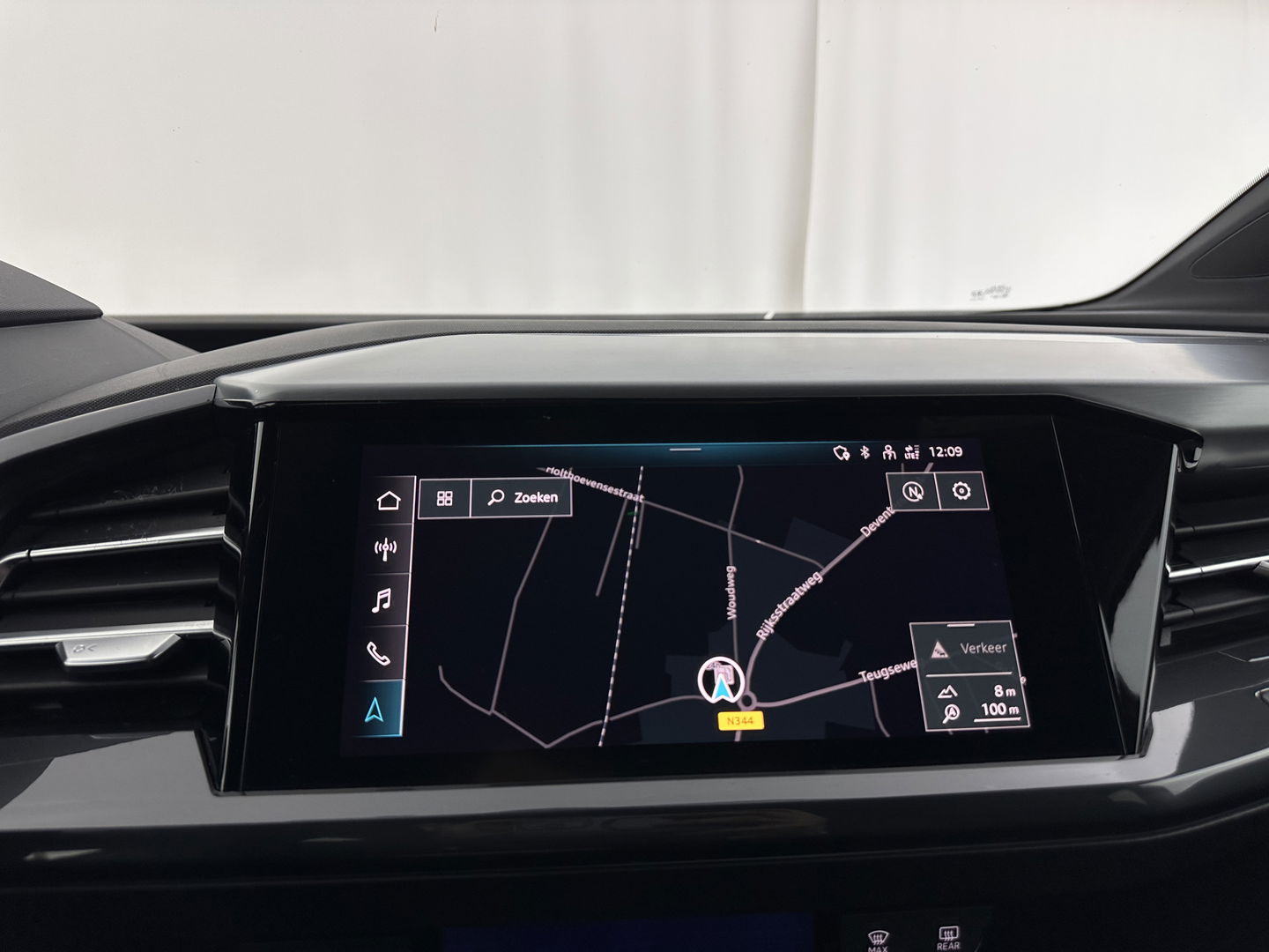 Audi Q4 e-tron 40 S-edition 77 kWh [ 3-Fase-11kW ] {SOH-89%} (INCL-BTW) *HEATPUMP | LEATHER-FABRIC | MATRIX-LED | ADAPTIVE-CRUISE | HEATED-SPORTSEATS | AMBIENTLIGHT | DIGI-COCKPIT | CAMERA | KEYLESS | DAB+ | NAVI-FULLMAP | TOWBAR | PRIVACYGLASS | 20"AL