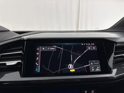 Audi Q4 e-tron 40 S-edition 77 kWh [ 3-Fase-11kW ] {SOH-89%} (INCL-BTW) *HEATPUMP | LEATHER-FABRIC | MATRIX-LED | ADAPTIVE-CRUISE | HEATED-SPORTSEATS | AMBIENTLIGHT | DIGI-COCKPIT | CAMERA | KEYLESS | DAB+ | NAVI-FULLMAP | TOWBAR | PRIVACYGLASS | 20"AL