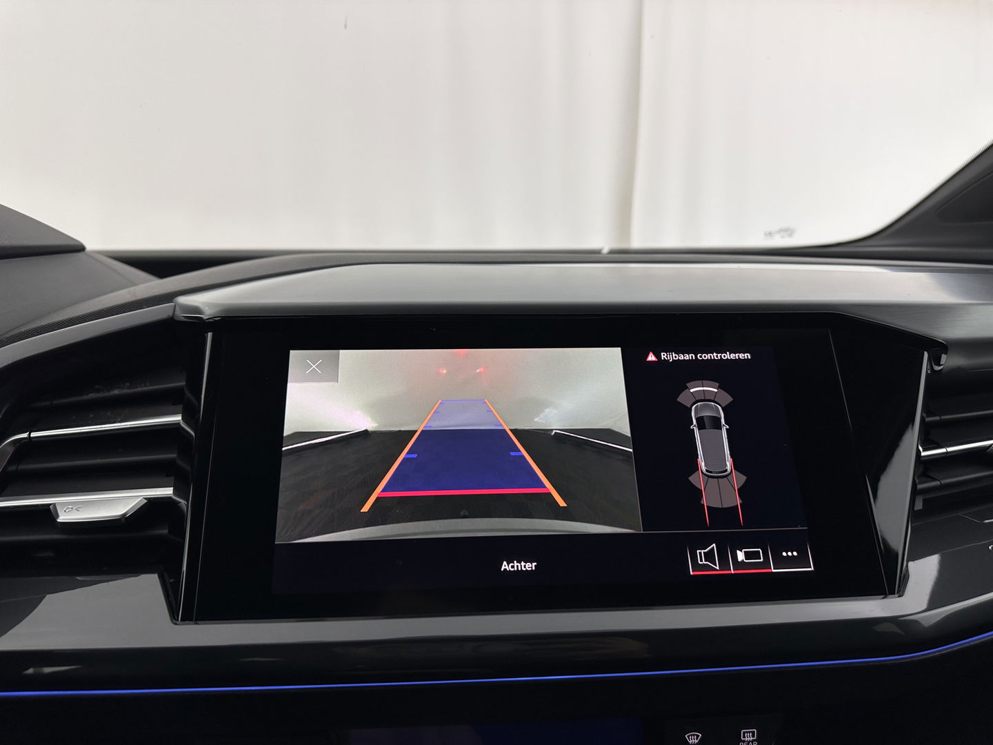 Audi Q4 e-tron 40 S-edition 77 kWh [ 3-Fase-11kW ] {SOH-89%} (INCL-BTW) *HEATPUMP | LEATHER-FABRIC | MATRIX-LED | ADAPTIVE-CRUISE | HEATED-SPORTSEATS | AMBIENTLIGHT | DIGI-COCKPIT | CAMERA | KEYLESS | DAB+ | NAVI-FULLMAP | TOWBAR | PRIVACYGLASS | 20"AL