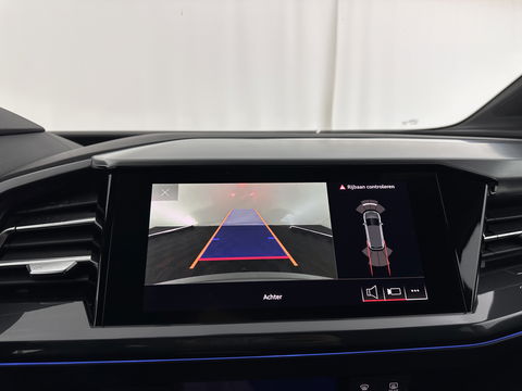 Audi Q4 e-tron 40 S-edition 77 kWh [ 3-Fase-11kW ] {SOH-89%} (INCL-BTW) *HEATPUMP | LEATHER-FABRIC | MATRIX-LED | ADAPTIVE-CRUISE | HEATED-SPORTSEATS | AMBIENTLIGHT | DIGI-COCKPIT | CAMERA | KEYLESS | DAB+ | NAVI-FULLMAP | TOWBAR | PRIVACYGLASS | 20"AL