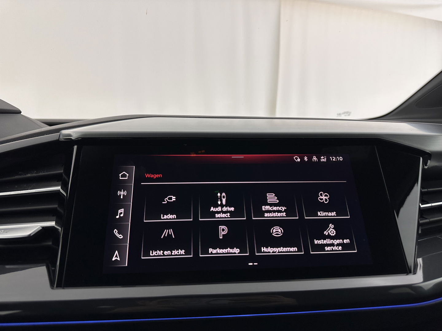 Audi Q4 e-tron 40 S-edition 77 kWh [ 3-Fase-11kW ] {SOH-89%} (INCL-BTW) *HEATPUMP | LEATHER-FABRIC | MATRIX-LED | ADAPTIVE-CRUISE | HEATED-SPORTSEATS | AMBIENTLIGHT | DIGI-COCKPIT | CAMERA | KEYLESS | DAB+ | NAVI-FULLMAP | TOWBAR | PRIVACYGLASS | 20"AL