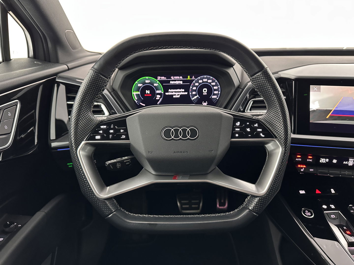 Audi Q4 e-tron 40 S-edition 77 kWh [ 3-Fase-11kW ] {SOH-89%} (INCL-BTW) *HEATPUMP | LEATHER-FABRIC | MATRIX-LED | ADAPTIVE-CRUISE | HEATED-SPORTSEATS | AMBIENTLIGHT | DIGI-COCKPIT | CAMERA | KEYLESS | DAB+ | NAVI-FULLMAP | TOWBAR | PRIVACYGLASS | 20"AL