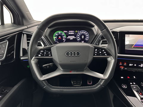 Audi Q4 e-tron 40 S-edition 77 kWh [ 3-Fase-11kW ] {SOH-89%} (INCL-BTW) *HEATPUMP | LEATHER-FABRIC | MATRIX-LED | ADAPTIVE-CRUISE | HEATED-SPORTSEATS | AMBIENTLIGHT | DIGI-COCKPIT | CAMERA | KEYLESS | DAB+ | NAVI-FULLMAP | TOWBAR | PRIVACYGLASS | 20"AL