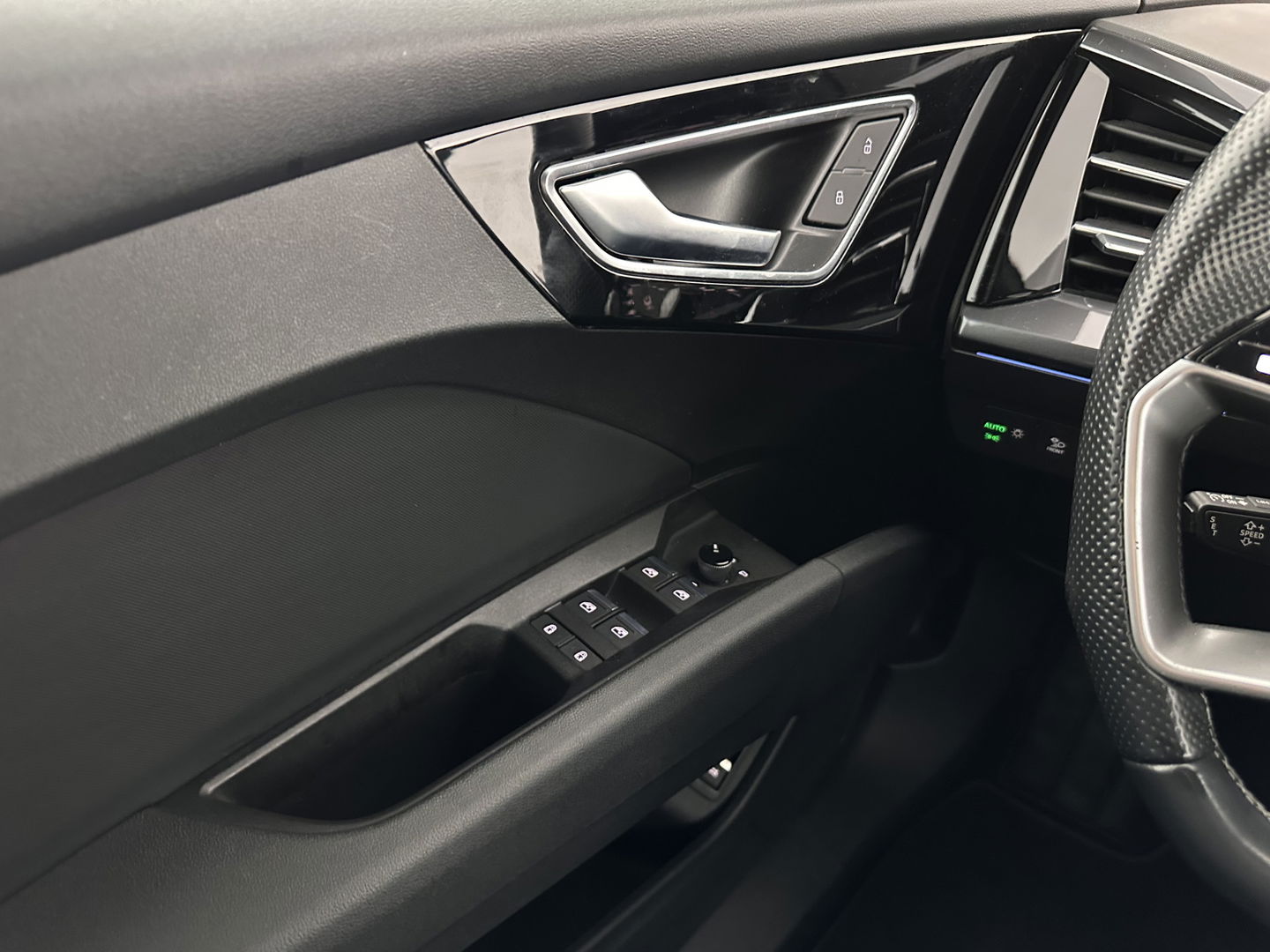 Audi Q4 e-tron 40 S-edition 77 kWh [ 3-Fase-11kW ] {SOH-89%} (INCL-BTW) *HEATPUMP | LEATHER-FABRIC | MATRIX-LED | ADAPTIVE-CRUISE | HEATED-SPORTSEATS | AMBIENTLIGHT | DIGI-COCKPIT | CAMERA | KEYLESS | DAB+ | NAVI-FULLMAP | TOWBAR | PRIVACYGLASS | 20"AL