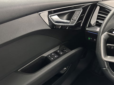Audi Q4 e-tron 40 S-edition 77 kWh [ 3-Fase-11kW ] {SOH-89%} (INCL-BTW) *HEATPUMP | LEATHER-FABRIC | MATRIX-LED | ADAPTIVE-CRUISE | HEATED-SPORTSEATS | AMBIENTLIGHT | DIGI-COCKPIT | CAMERA | KEYLESS | DAB+ | NAVI-FULLMAP | TOWBAR | PRIVACYGLASS | 20"AL