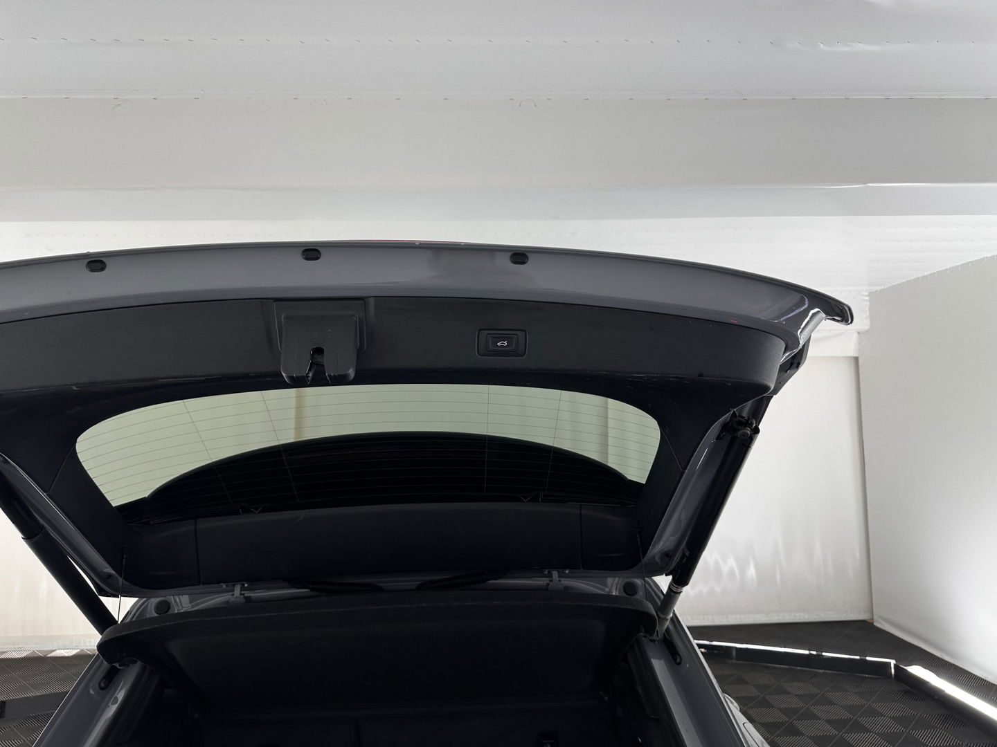 Audi Q4 e-tron 40 S-edition 77 kWh [ 3-Fase-11kW ] {SOH-89%} (INCL-BTW) *HEATPUMP | LEATHER-FABRIC | MATRIX-LED | ADAPTIVE-CRUISE | HEATED-SPORTSEATS | AMBIENTLIGHT | DIGI-COCKPIT | CAMERA | KEYLESS | DAB+ | NAVI-FULLMAP | TOWBAR | PRIVACYGLASS | 20"AL