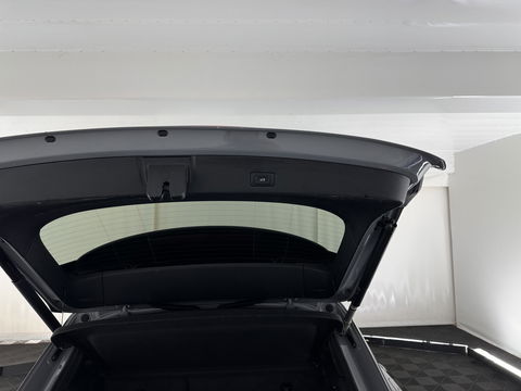 Audi Q4 e-tron 40 S-edition 77 kWh [ 3-Fase-11kW ] {SOH-89%} (INCL-BTW) *HEATPUMP | LEATHER-FABRIC | MATRIX-LED | ADAPTIVE-CRUISE | HEATED-SPORTSEATS | AMBIENTLIGHT | DIGI-COCKPIT | CAMERA | KEYLESS | DAB+ | NAVI-FULLMAP | TOWBAR | PRIVACYGLASS | 20"AL