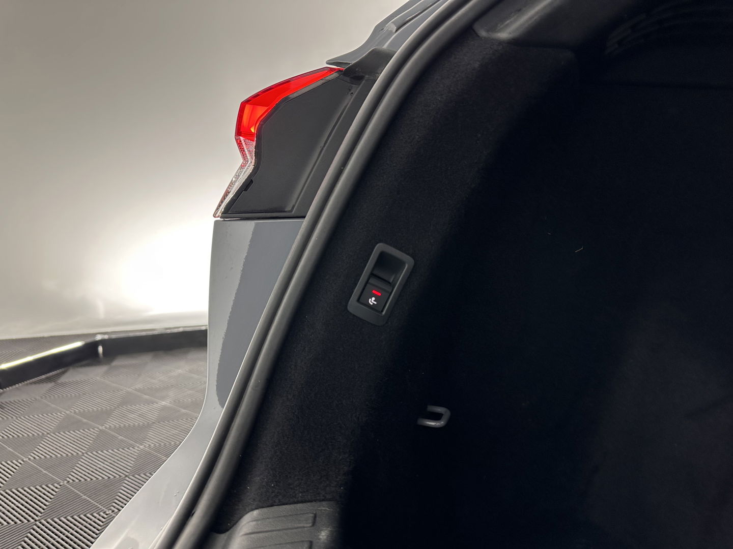 Audi Q4 e-tron 40 S-edition 77 kWh [ 3-Fase-11kW ] {SOH-89%} (INCL-BTW) *HEATPUMP | LEATHER-FABRIC | MATRIX-LED | ADAPTIVE-CRUISE | HEATED-SPORTSEATS | AMBIENTLIGHT | DIGI-COCKPIT | CAMERA | KEYLESS | DAB+ | NAVI-FULLMAP | TOWBAR | PRIVACYGLASS | 20"AL