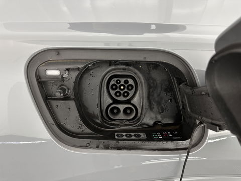 Audi Q4 e-tron 40 S-edition 77 kWh [ 3-Fase-11kW ] {SOH-89%} (INCL-BTW) *HEATPUMP | LEATHER-FABRIC | MATRIX-LED | ADAPTIVE-CRUISE | HEATED-SPORTSEATS | AMBIENTLIGHT | DIGI-COCKPIT | CAMERA | KEYLESS | DAB+ | NAVI-FULLMAP | TOWBAR | PRIVACYGLASS | 20"AL