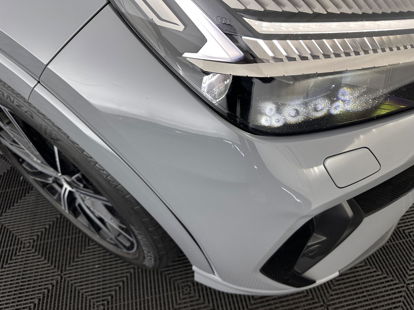 Audi Q4 e-tron 40 S-edition 77 kWh [ 3-Fase-11kW ] {SOH-89%} (INCL-BTW) *HEATPUMP | LEATHER-FABRIC | MATRIX-LED | ADAPTIVE-CRUISE | HEATED-SPORTSEATS | AMBIENTLIGHT | DIGI-COCKPIT | CAMERA | KEYLESS | DAB+ | NAVI-FULLMAP | TOWBAR | PRIVACYGLASS | 20"AL