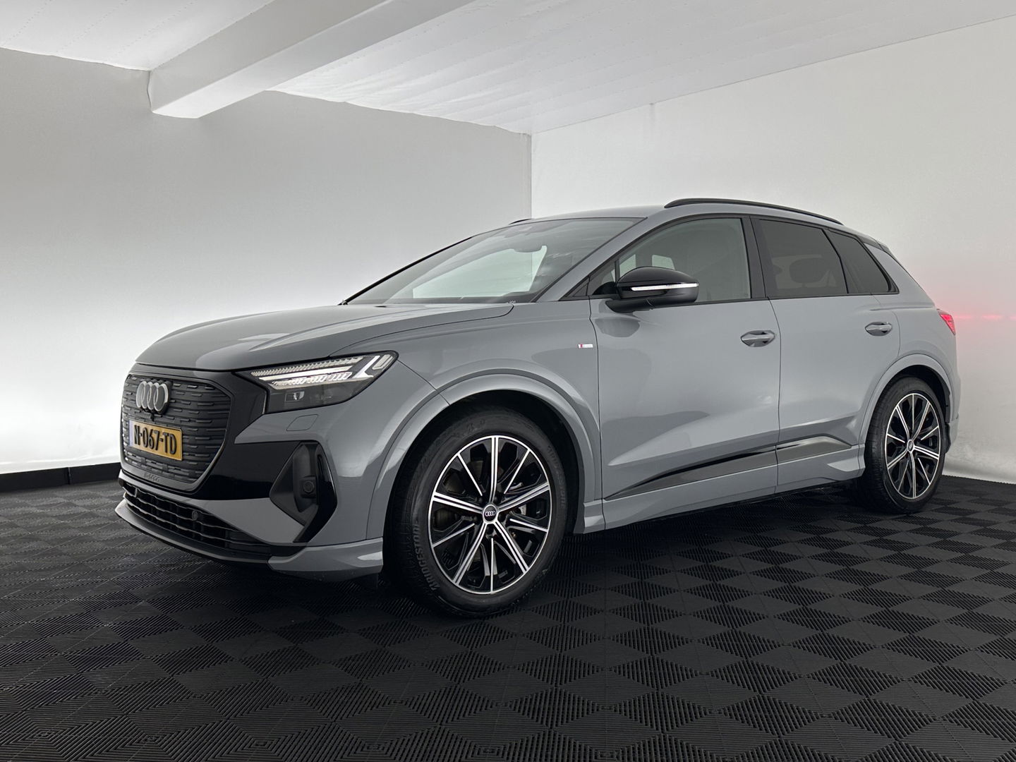 Audi Q4 e-tron 40 S-edition 77 kWh [ 3-Fase-11kW ] {SOH-89%} (INCL-BTW) *HEATPUMP | LEATHER-FABRIC | MATRIX-LED | ADAPTIVE-CRUISE | HEATED-SPORTSEATS | AMBIENTLIGHT | DIGI-COCKPIT | CAMERA | KEYLESS | DAB+ | NAVI-FULLMAP | TOWBAR | PRIVACYGLASS | 20"AL