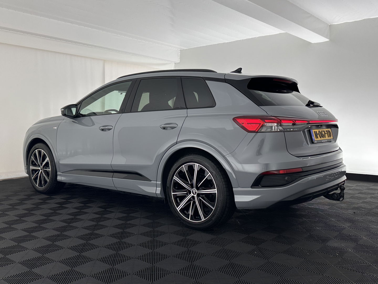 Audi Q4 e-tron 40 S-edition 77 kWh [ 3-Fase-11kW ] {SOH-89%} (INCL-BTW) *HEATPUMP | LEATHER-FABRIC | MATRIX-LED | ADAPTIVE-CRUISE | HEATED-SPORTSEATS | AMBIENTLIGHT | DIGI-COCKPIT | CAMERA | KEYLESS | DAB+ | NAVI-FULLMAP | TOWBAR | PRIVACYGLASS | 20"AL