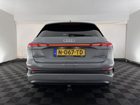 Audi Q4 e-tron 40 S-edition 77 kWh [ 3-Fase-11kW ] {SOH-89%} (INCL-BTW) *HEATPUMP | LEATHER-FABRIC | MATRIX-LED | ADAPTIVE-CRUISE | HEATED-SPORTSEATS | AMBIENTLIGHT | DIGI-COCKPIT | CAMERA | KEYLESS | DAB+ | NAVI-FULLMAP | TOWBAR | PRIVACYGLASS | 20"AL