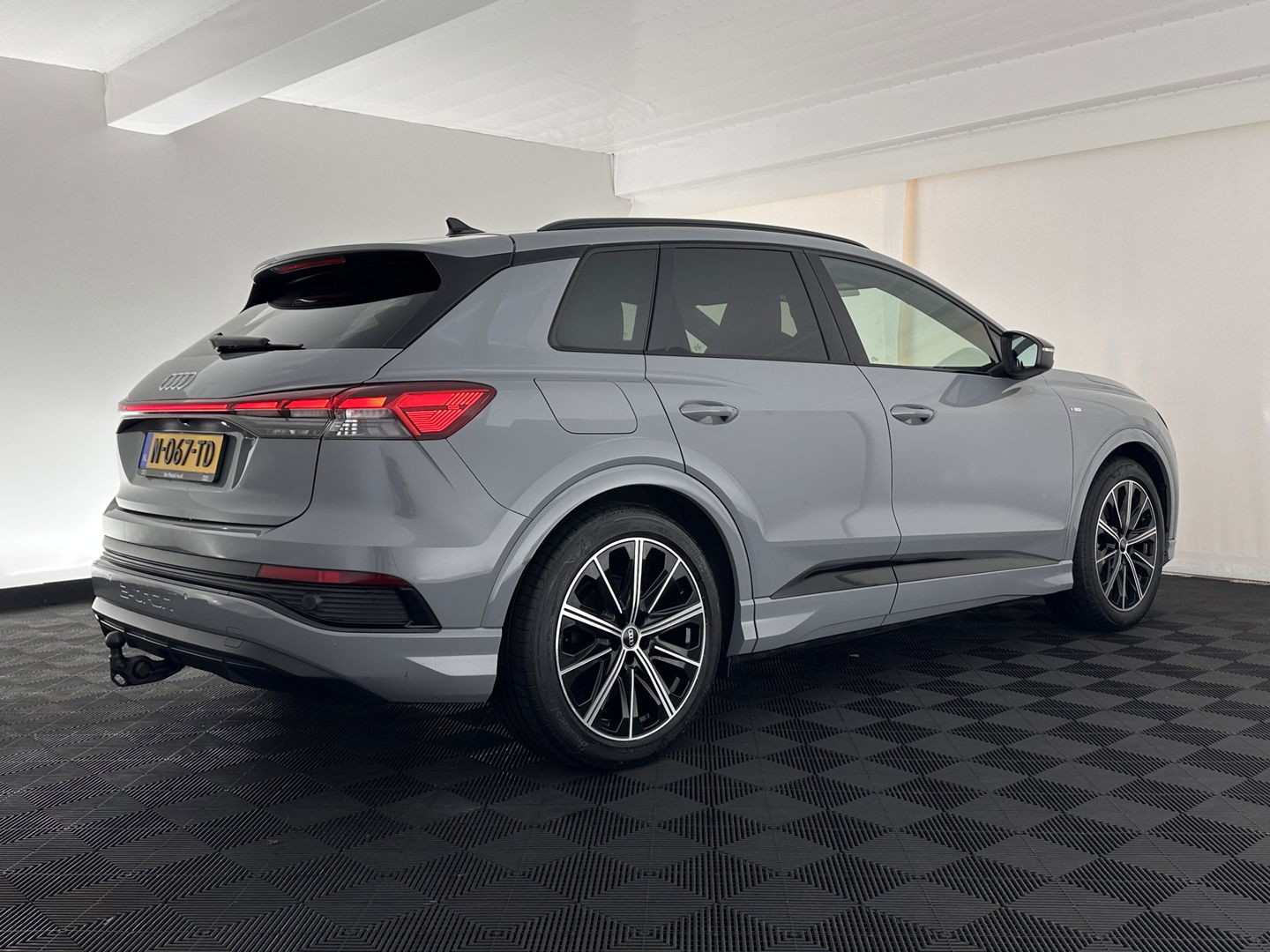 Audi Q4 e-tron 40 S-edition 77 kWh [ 3-Fase-11kW ] {SOH-89%} (INCL-BTW) *HEATPUMP | LEATHER-FABRIC | MATRIX-LED | ADAPTIVE-CRUISE | HEATED-SPORTSEATS | AMBIENTLIGHT | DIGI-COCKPIT | CAMERA | KEYLESS | DAB+ | NAVI-FULLMAP | TOWBAR | PRIVACYGLASS | 20"AL