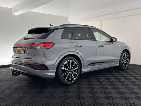 Audi Q4 e-tron 40 S-edition 77 kWh [ 3-Fase-11kW ] {SOH-89%} (INCL-BTW) *HEATPUMP | LEATHER-FABRIC | MATRIX-LED | ADAPTIVE-CRUISE | HEATED-SPORTSEATS | AMBIENTLIGHT | DIGI-COCKPIT | CAMERA | KEYLESS | DAB+ | NAVI-FULLMAP | TOWBAR | PRIVACYGLASS | 20"AL