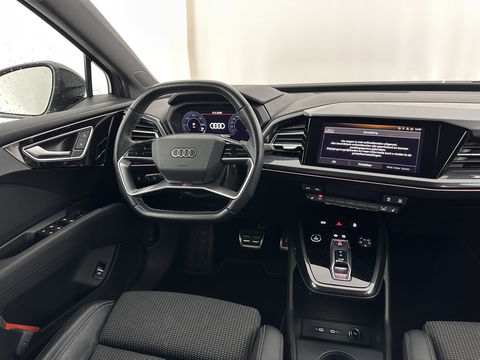 Audi Q4 e-tron 40 S-edition 77 kWh [ 3-Fase-11kW ] {SOH-89%} (INCL-BTW) *HEATPUMP | LEATHER-FABRIC | MATRIX-LED | ADAPTIVE-CRUISE | HEATED-SPORTSEATS | AMBIENTLIGHT | DIGI-COCKPIT | CAMERA | KEYLESS | DAB+ | NAVI-FULLMAP | TOWBAR | PRIVACYGLASS | 20"AL