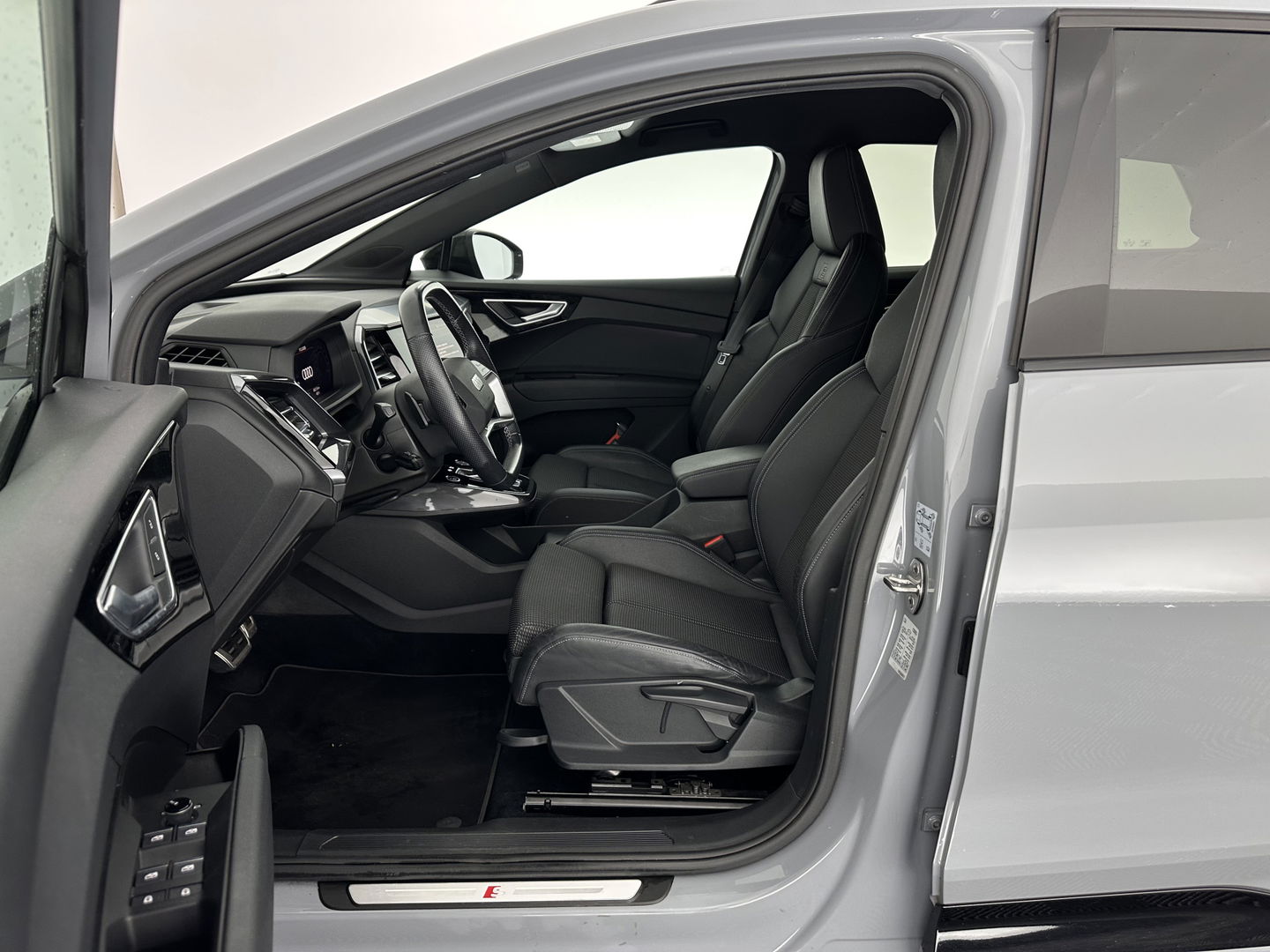 Audi Q4 e-tron 40 S-edition 77 kWh [ 3-Fase-11kW ] {SOH-89%} (INCL-BTW) *HEATPUMP | LEATHER-FABRIC | MATRIX-LED | ADAPTIVE-CRUISE | HEATED-SPORTSEATS | AMBIENTLIGHT | DIGI-COCKPIT | CAMERA | KEYLESS | DAB+ | NAVI-FULLMAP | TOWBAR | PRIVACYGLASS | 20"AL