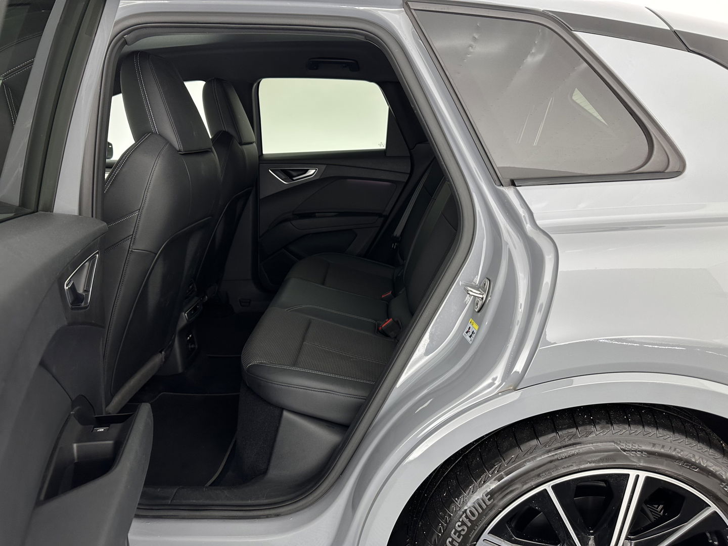 Audi Q4 e-tron 40 S-edition 77 kWh [ 3-Fase-11kW ] {SOH-89%} (INCL-BTW) *HEATPUMP | LEATHER-FABRIC | MATRIX-LED | ADAPTIVE-CRUISE | HEATED-SPORTSEATS | AMBIENTLIGHT | DIGI-COCKPIT | CAMERA | KEYLESS | DAB+ | NAVI-FULLMAP | TOWBAR | PRIVACYGLASS | 20"AL