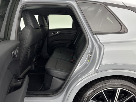 Audi Q4 e-tron 40 S-edition 77 kWh [ 3-Fase-11kW ] {SOH-89%} (INCL-BTW) *HEATPUMP | LEATHER-FABRIC | MATRIX-LED | ADAPTIVE-CRUISE | HEATED-SPORTSEATS | AMBIENTLIGHT | DIGI-COCKPIT | CAMERA | KEYLESS | DAB+ | NAVI-FULLMAP | TOWBAR | PRIVACYGLASS | 20"AL