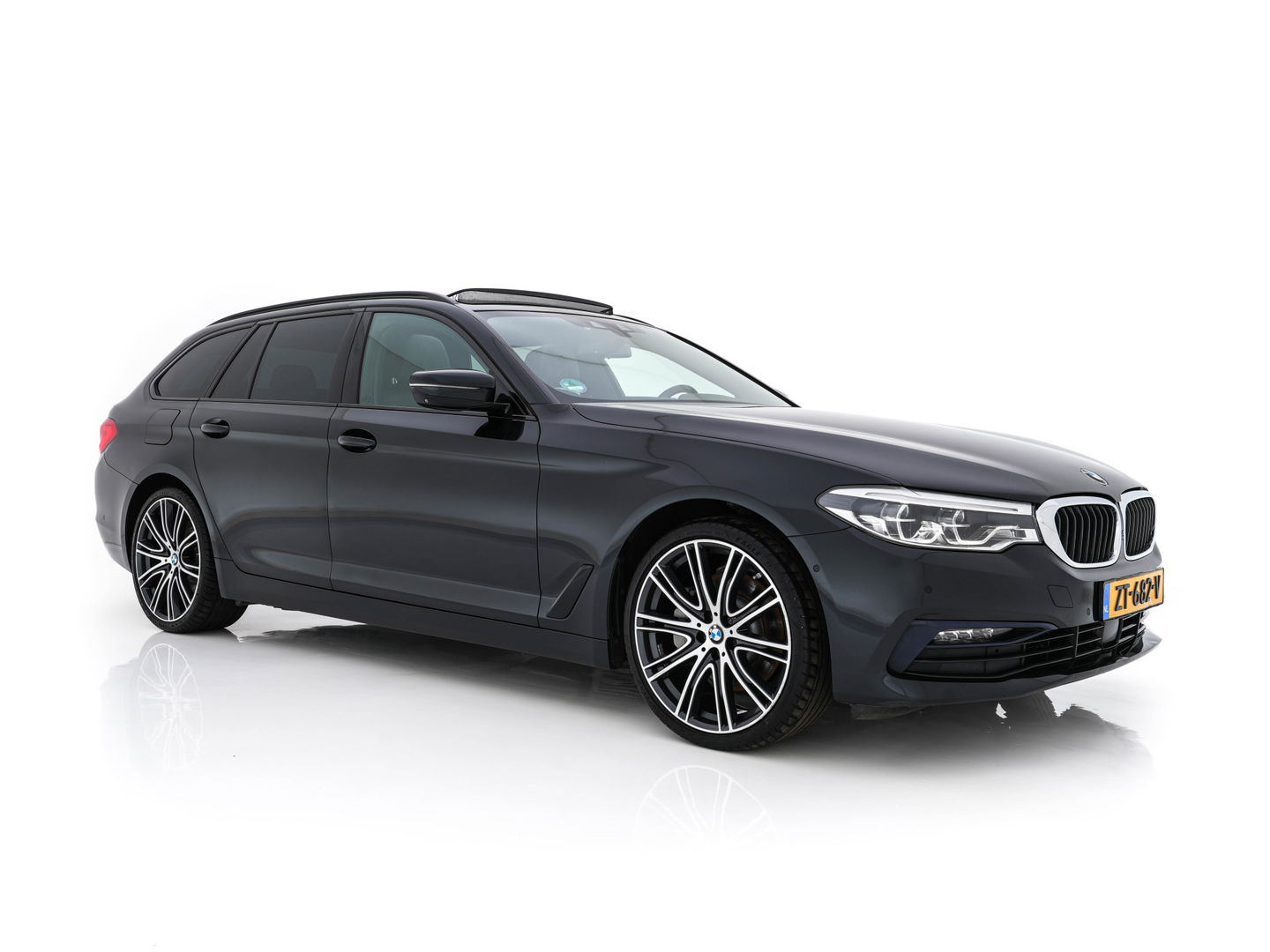 BMW 5 Serie Touring 530d Sportline High Executive Aut. *PANO | LEATHER | FULL-LED | MEMORY-PACK | TOP-VIEW | HEATED-COMFORTSEATS | NAVI-FULLMAP | PRIVACY-GLASS | AMBIENT-LIGHT | ECC | CARPLAY | PDC | TOWBAR | SHIFT-PADDLES | 20"ALU*