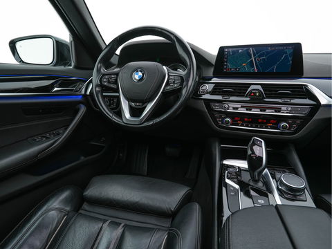 BMW 5 Serie Touring 530d Sportline High Executive Aut. *PANO | LEATHER | FULL-LED | MEMORY-PACK | TOP-VIEW | HEATED-COMFORTSEATS | NAVI-FULLMAP | PRIVACY-GLASS | AMBIENT-LIGHT | ECC | CARPLAY | PDC | TOWBAR | SHIFT-PADDLES | 20"ALU*