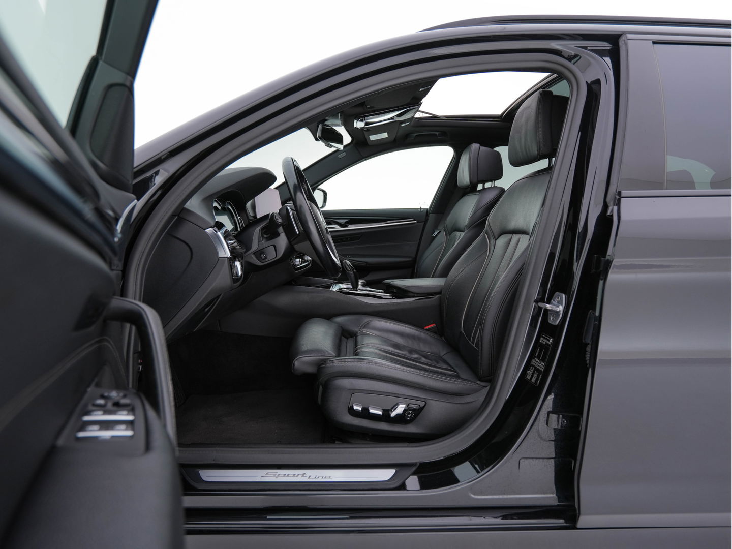 BMW 5 Serie Touring 530d Sportline High Executive Aut. *PANO | LEATHER | FULL-LED | MEMORY-PACK | TOP-VIEW | HEATED-COMFORTSEATS | NAVI-FULLMAP | PRIVACY-GLASS | AMBIENT-LIGHT | ECC | CARPLAY | PDC | TOWBAR | SHIFT-PADDLES | 20"ALU*