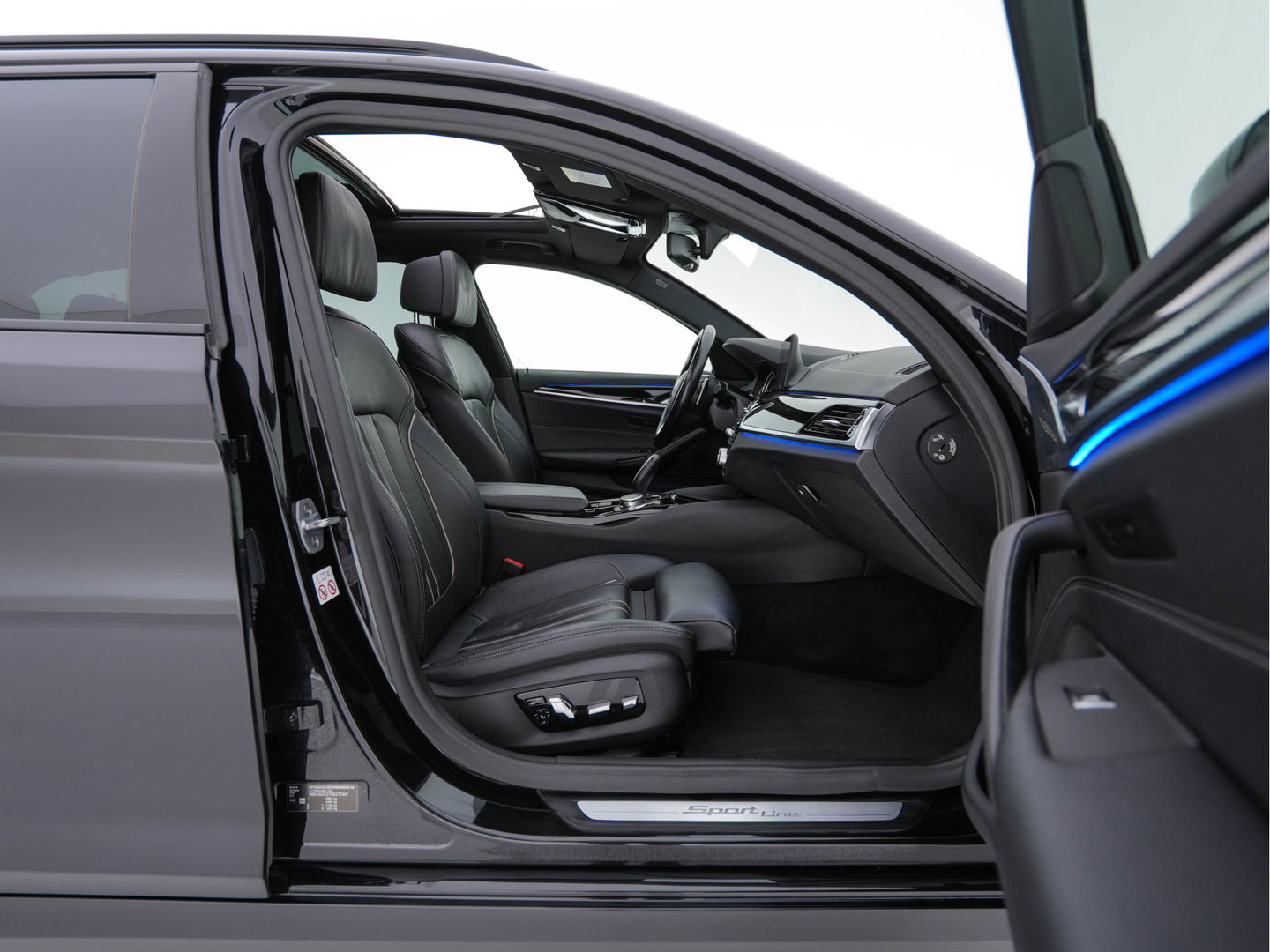 BMW 5 Serie Touring 530d Sportline High Executive Aut. *PANO | LEATHER | FULL-LED | MEMORY-PACK | TOP-VIEW | HEATED-COMFORTSEATS | NAVI-FULLMAP | PRIVACY-GLASS | AMBIENT-LIGHT | ECC | CARPLAY | PDC | TOWBAR | SHIFT-PADDLES | 20"ALU*