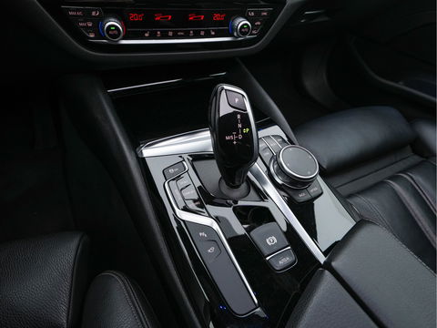 BMW 5 Serie Touring 530d Sportline High Executive Aut. *PANO | LEATHER | FULL-LED | MEMORY-PACK | TOP-VIEW | HEATED-COMFORTSEATS | NAVI-FULLMAP | PRIVACY-GLASS | AMBIENT-LIGHT | ECC | CARPLAY | PDC | TOWBAR | SHIFT-PADDLES | 20"ALU*