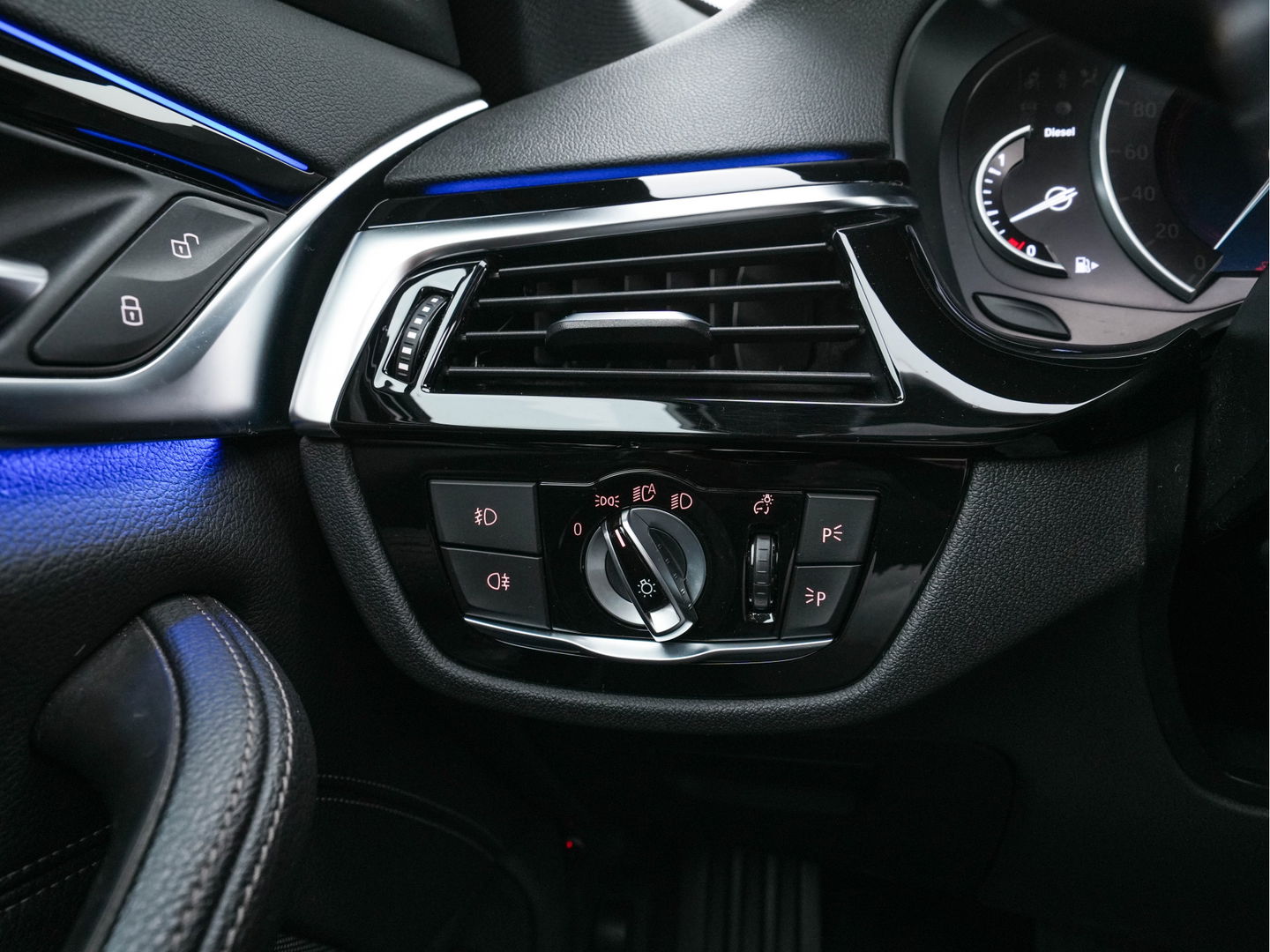 BMW 5 Serie Touring 530d Sportline High Executive Aut. *PANO | LEATHER | FULL-LED | MEMORY-PACK | TOP-VIEW | HEATED-COMFORTSEATS | NAVI-FULLMAP | PRIVACY-GLASS | AMBIENT-LIGHT | ECC | CARPLAY | PDC | TOWBAR | SHIFT-PADDLES | 20"ALU*