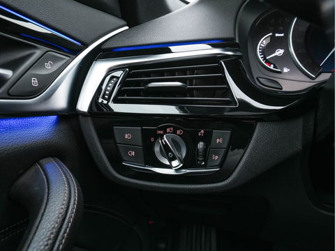 BMW 5 Serie Touring 530d Sportline High Executive Aut. *PANO | LEATHER | FULL-LED | MEMORY-PACK | TOP-VIEW | HEATED-COMFORTSEATS | NAVI-FULLMAP | PRIVACY-GLASS | AMBIENT-LIGHT | ECC | CARPLAY | PDC | TOWBAR | SHIFT-PADDLES | 20"ALU*