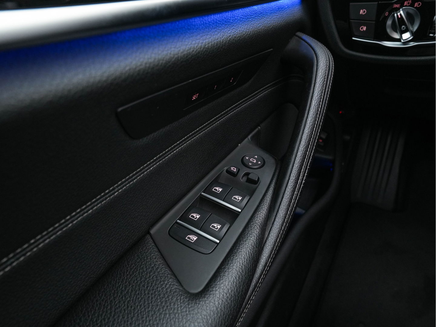 BMW 5 Serie Touring 530d Sportline High Executive Aut. *PANO | LEATHER | FULL-LED | MEMORY-PACK | TOP-VIEW | HEATED-COMFORTSEATS | NAVI-FULLMAP | PRIVACY-GLASS | AMBIENT-LIGHT | ECC | CARPLAY | PDC | TOWBAR | SHIFT-PADDLES | 20"ALU*