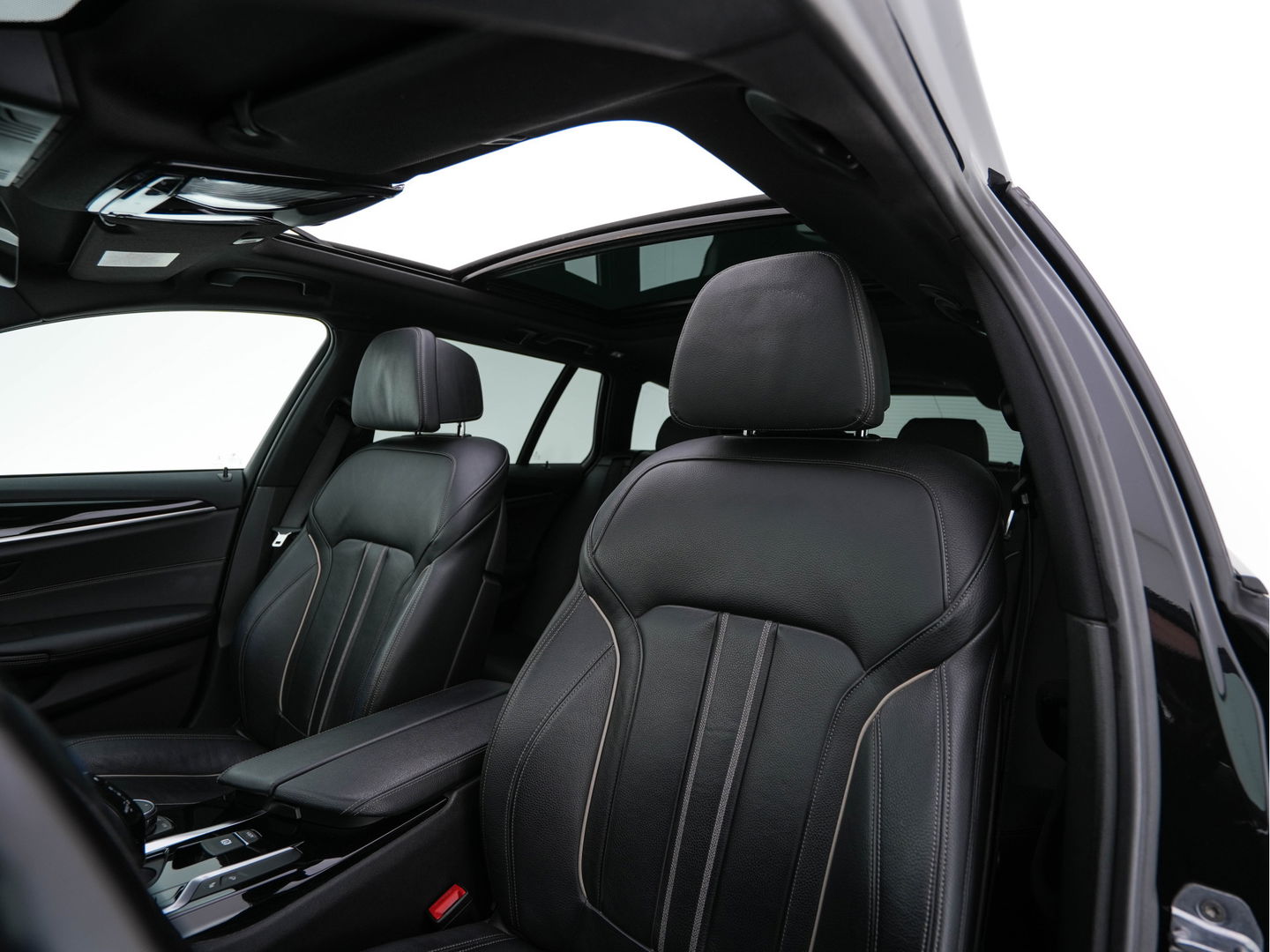 BMW 5 Serie Touring 530d Sportline High Executive Aut. *PANO | LEATHER | FULL-LED | MEMORY-PACK | TOP-VIEW | HEATED-COMFORTSEATS | NAVI-FULLMAP | PRIVACY-GLASS | AMBIENT-LIGHT | ECC | CARPLAY | PDC | TOWBAR | SHIFT-PADDLES | 20"ALU*