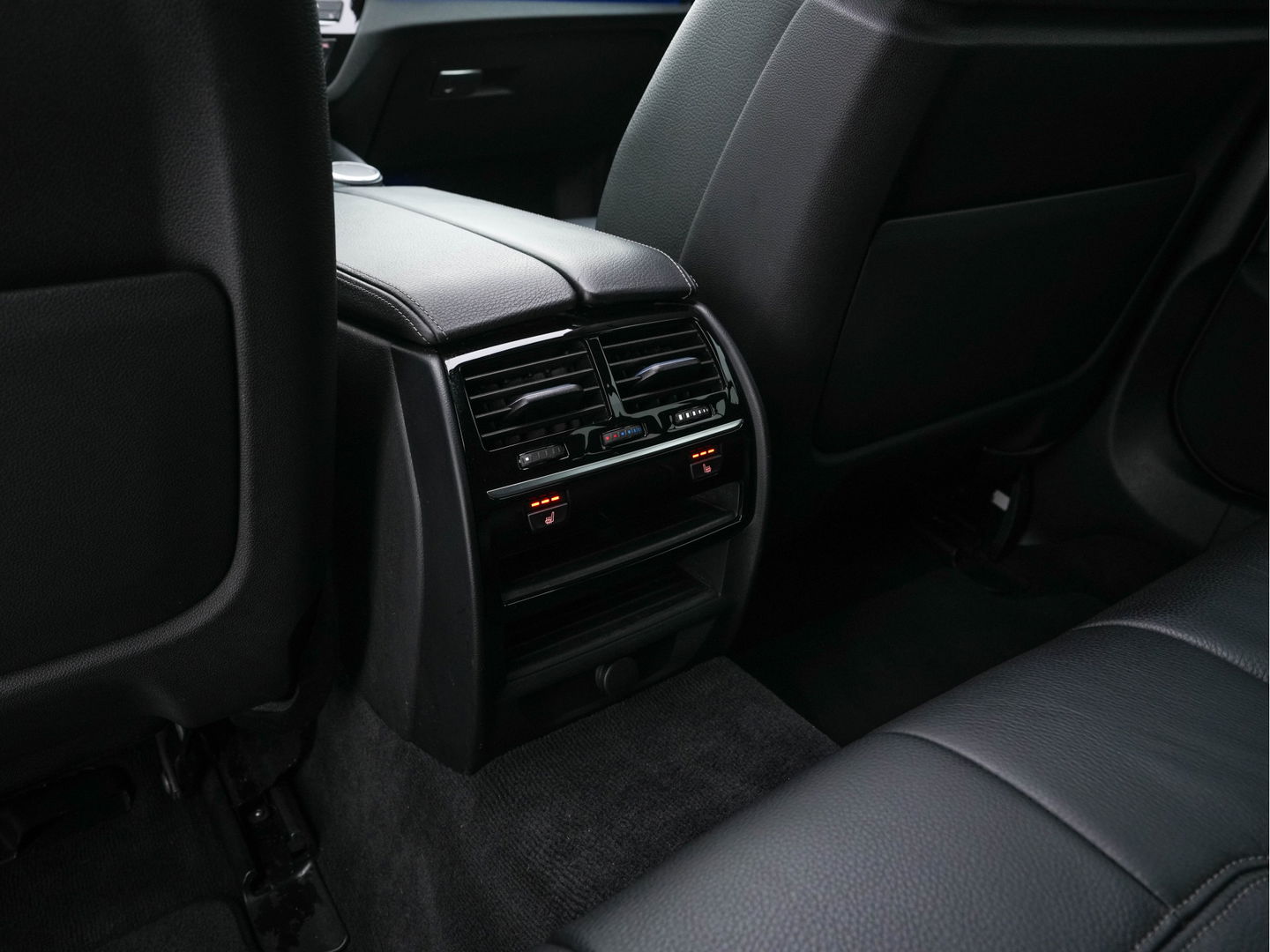 BMW 5 Serie Touring 530d Sportline High Executive Aut. *PANO | LEATHER | FULL-LED | MEMORY-PACK | TOP-VIEW | HEATED-COMFORTSEATS | NAVI-FULLMAP | PRIVACY-GLASS | AMBIENT-LIGHT | ECC | CARPLAY | PDC | TOWBAR | SHIFT-PADDLES | 20"ALU*