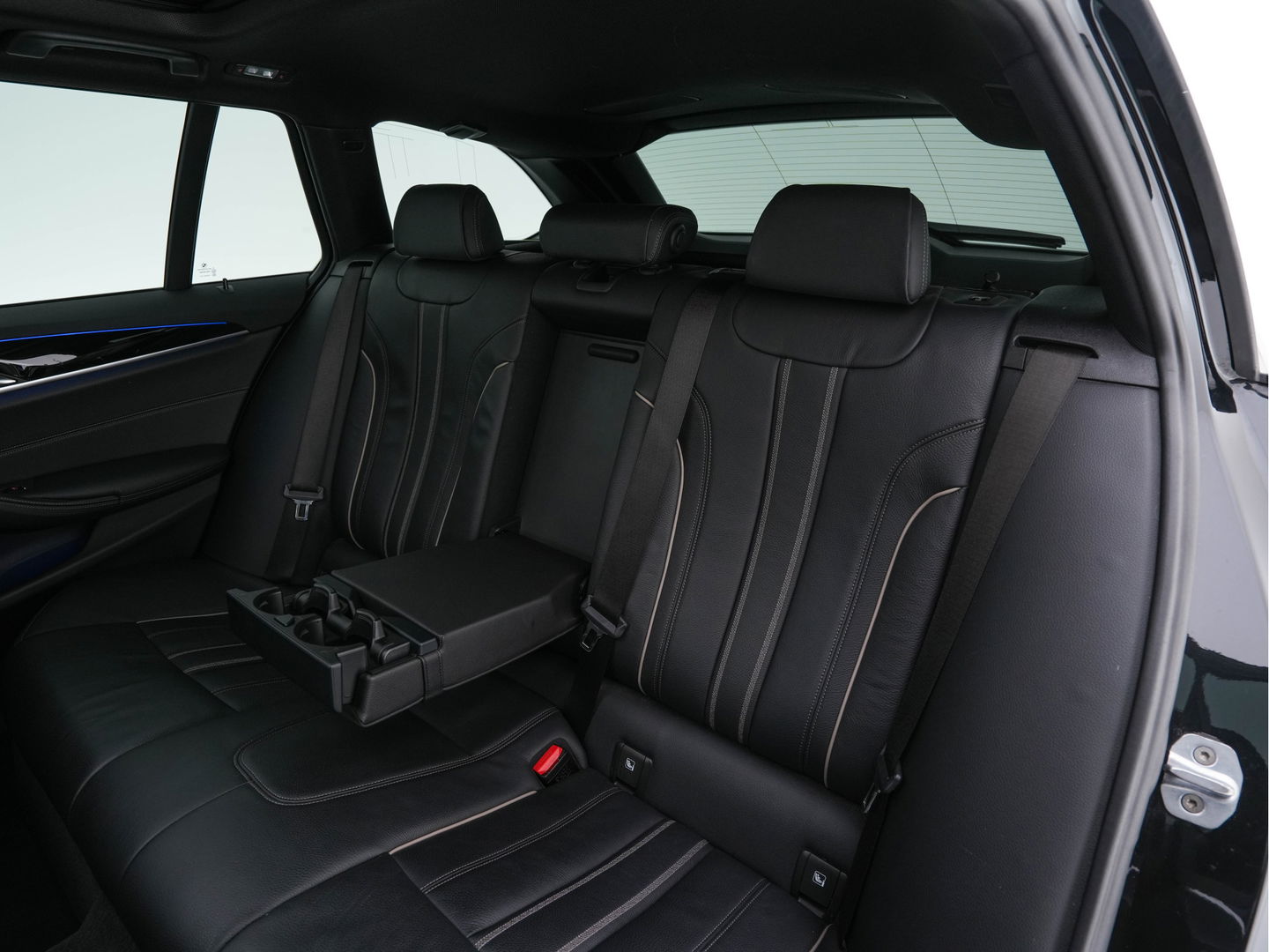 BMW 5 Serie Touring 530d Sportline High Executive Aut. *PANO | LEATHER | FULL-LED | MEMORY-PACK | TOP-VIEW | HEATED-COMFORTSEATS | NAVI-FULLMAP | PRIVACY-GLASS | AMBIENT-LIGHT | ECC | CARPLAY | PDC | TOWBAR | SHIFT-PADDLES | 20"ALU*