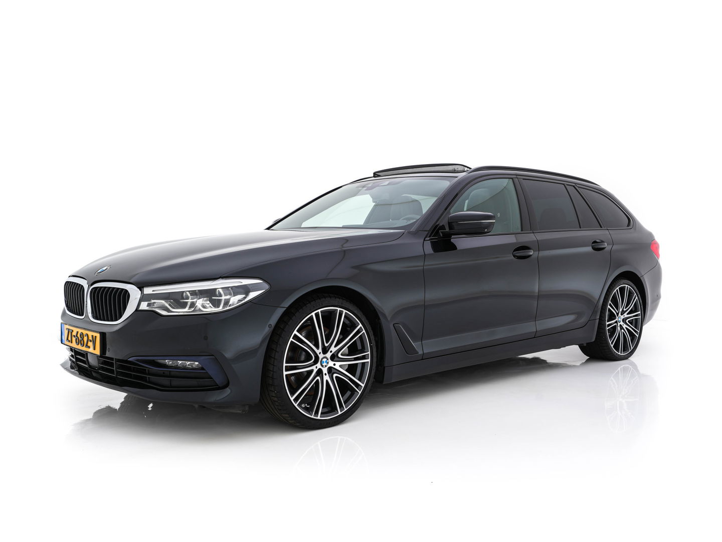 BMW 5 Serie Touring 530d Sportline High Executive Aut. *PANO | LEATHER | FULL-LED | MEMORY-PACK | TOP-VIEW | HEATED-COMFORTSEATS | NAVI-FULLMAP | PRIVACY-GLASS | AMBIENT-LIGHT | ECC | CARPLAY | PDC | TOWBAR | SHIFT-PADDLES | 20"ALU*