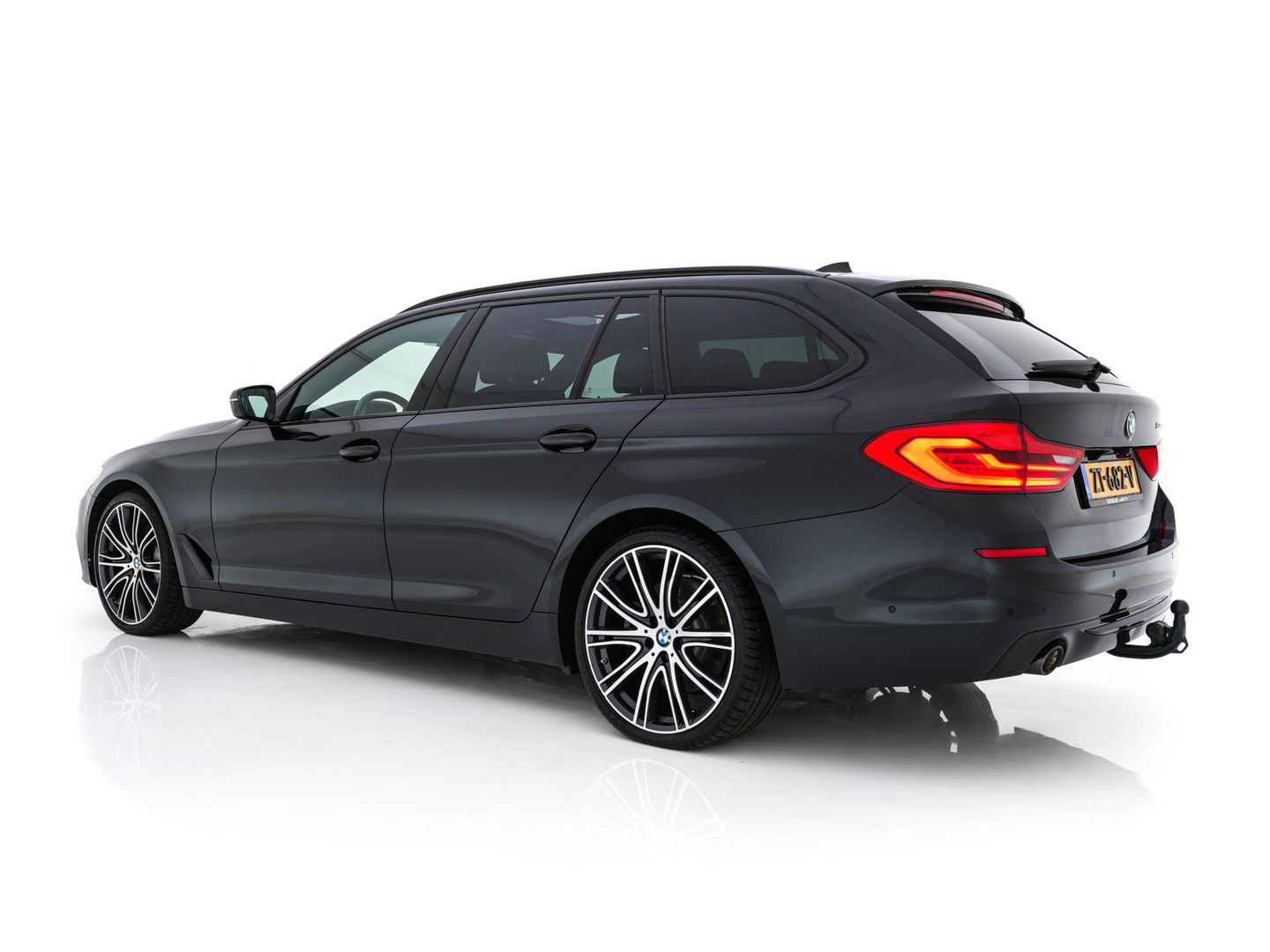 BMW 5 Serie Touring 530d Sportline High Executive Aut. *PANO | LEATHER | FULL-LED | MEMORY-PACK | TOP-VIEW | HEATED-COMFORTSEATS | NAVI-FULLMAP | PRIVACY-GLASS | AMBIENT-LIGHT | ECC | CARPLAY | PDC | TOWBAR | SHIFT-PADDLES | 20"ALU*