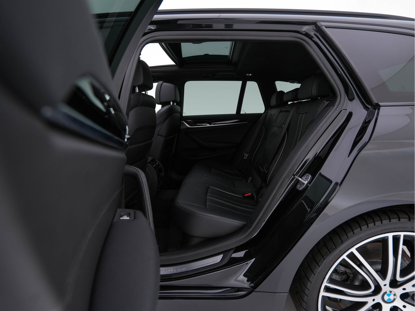 BMW 5 Serie Touring 530d Sportline High Executive Aut. *PANO | LEATHER | FULL-LED | MEMORY-PACK | TOP-VIEW | HEATED-COMFORTSEATS | NAVI-FULLMAP | PRIVACY-GLASS | AMBIENT-LIGHT | ECC | CARPLAY | PDC | TOWBAR | SHIFT-PADDLES | 20"ALU*