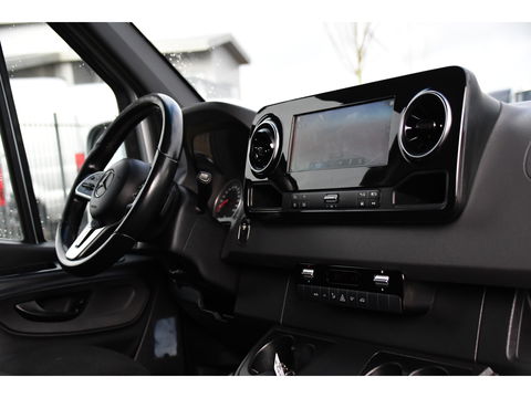 Mercedes-Benz Sprinter 316 2.2 CDI L2H2 PB Edition FULL OPTIONS! Adaptieve Cruise, 360 Camera, Carplay, 10,5'' Mbux, LED, 3500kg Trekhaak, Virtual, 164pk, Uniek!