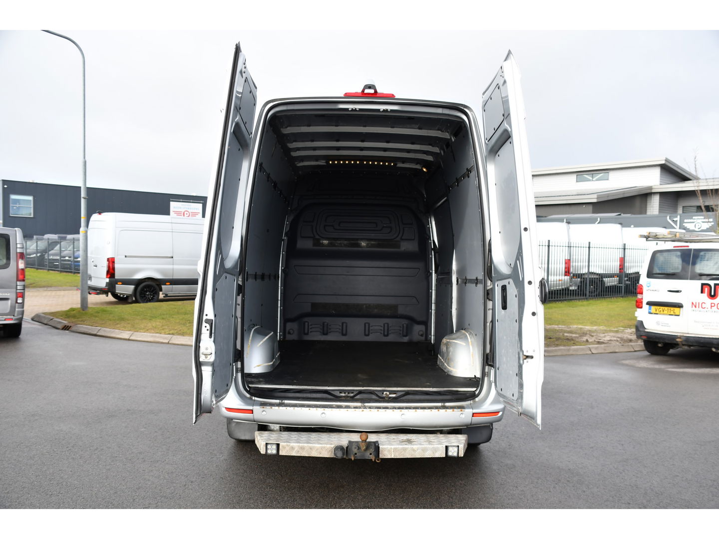 Mercedes-Benz Sprinter 316 2.2 CDI L2H2 PB Edition FULL OPTIONS! Adaptieve Cruise, 360 Camera, Carplay, 10,5'' Mbux, LED, 3500kg Trekhaak, Virtual, 164pk, Uniek!