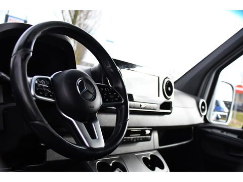 Mercedes-Benz Sprinter 316 2.2 CDI L2H2 PB Edition FULL OPTIONS! Adaptieve Cruise, 360 Camera, Carplay, 10,5'' Mbux, LED, 3500kg Trekhaak, Virtual, 164pk, Uniek!