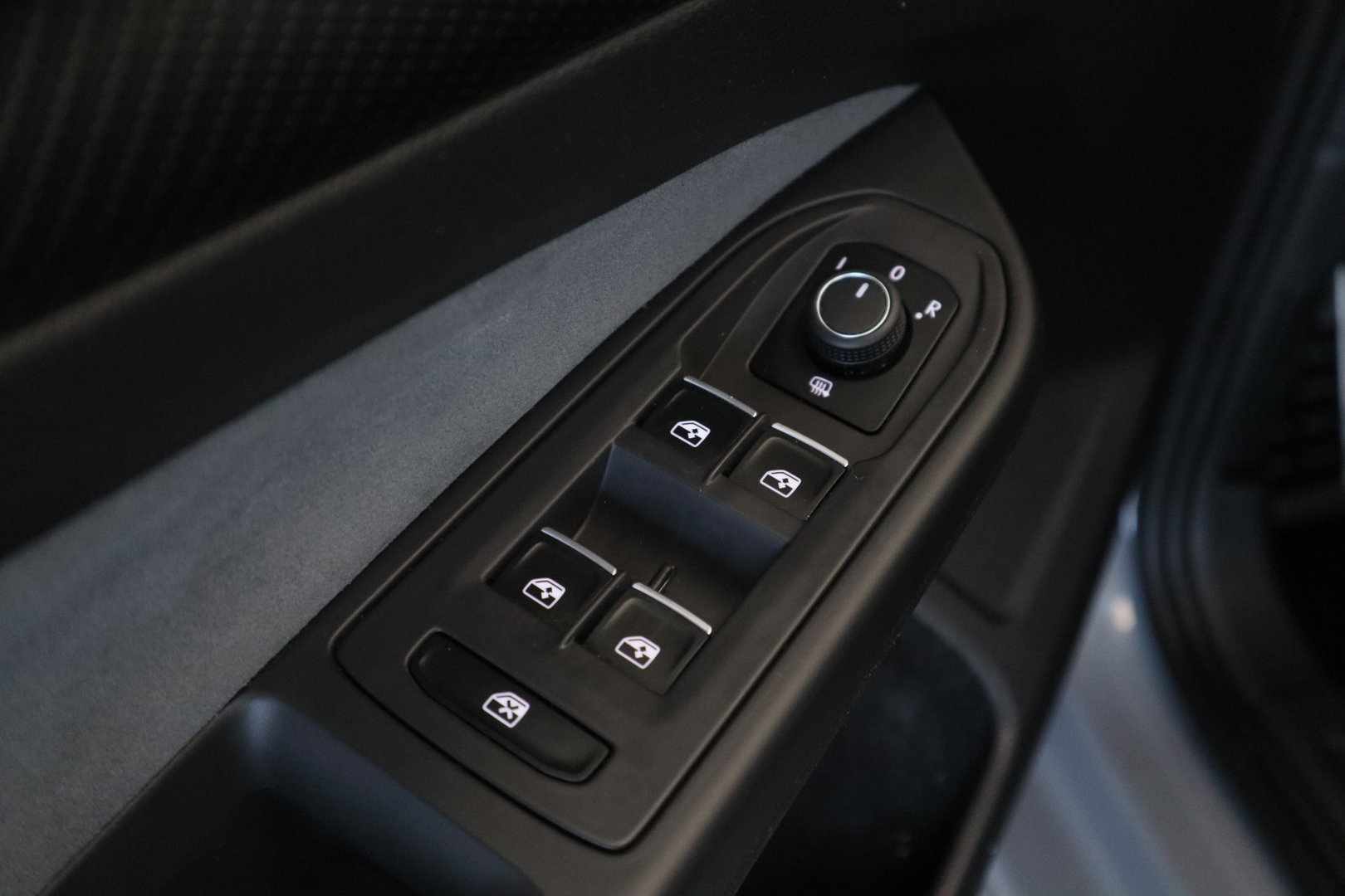 Volkswagen Golf 1.5 eTSI R-Line Business Full-led Navigatie Adaptive-Cruise 24 Maanden garantie* (Vraag naar de voorwaarden)