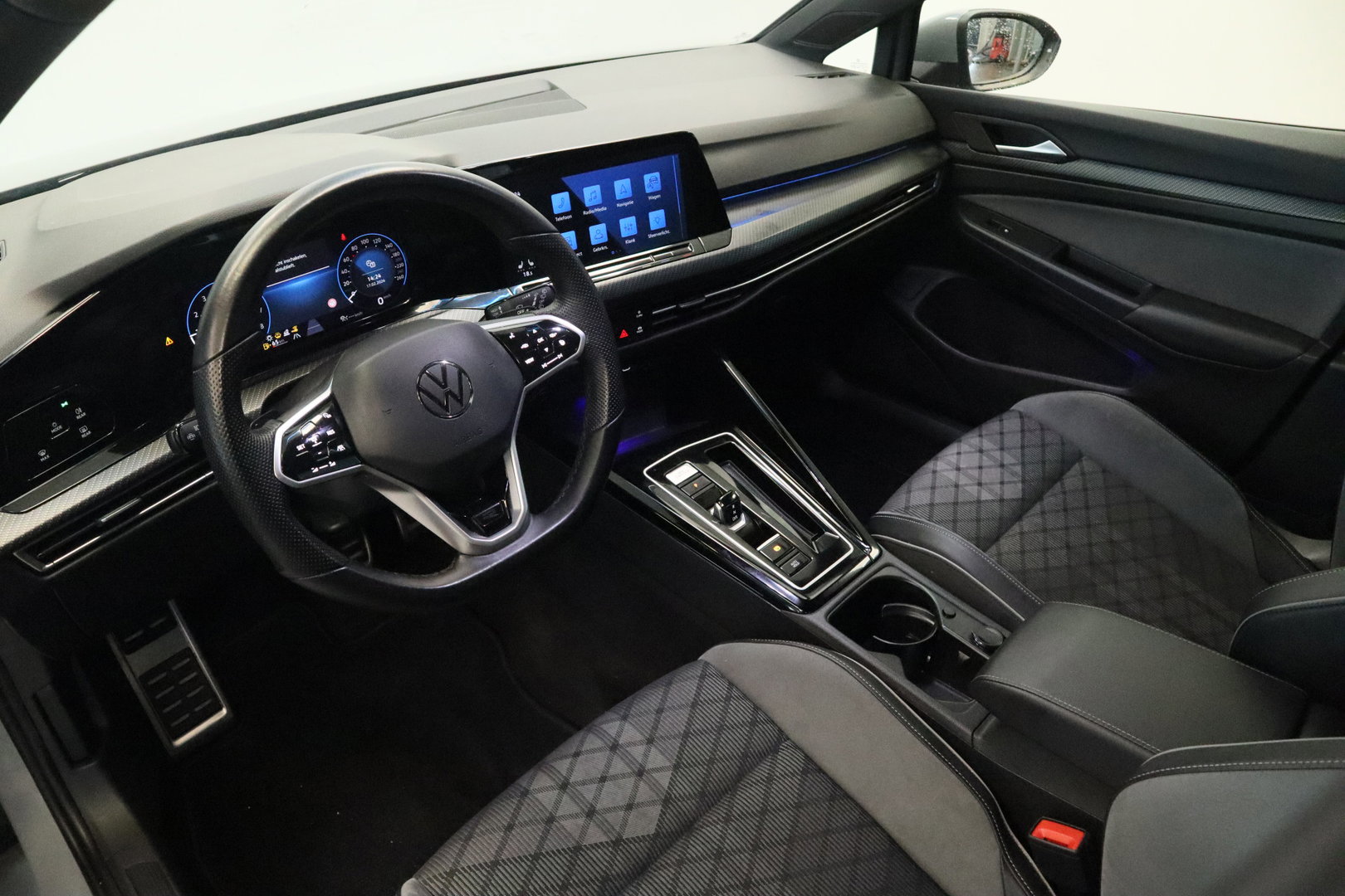 Volkswagen Golf 1.5 eTSI R-Line Business Full-led Navigatie Adaptive-Cruise 24 Maanden garantie* (Vraag naar de voorwaarden)