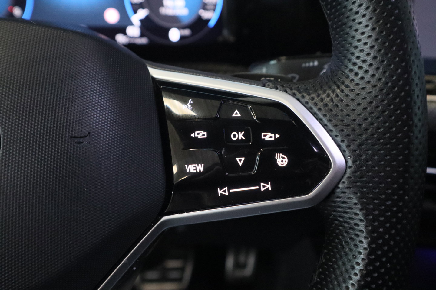 Volkswagen Golf 1.5 eTSI R-Line Business Full-led Navigatie Adaptive-Cruise 24 Maanden garantie* (Vraag naar de voorwaarden)