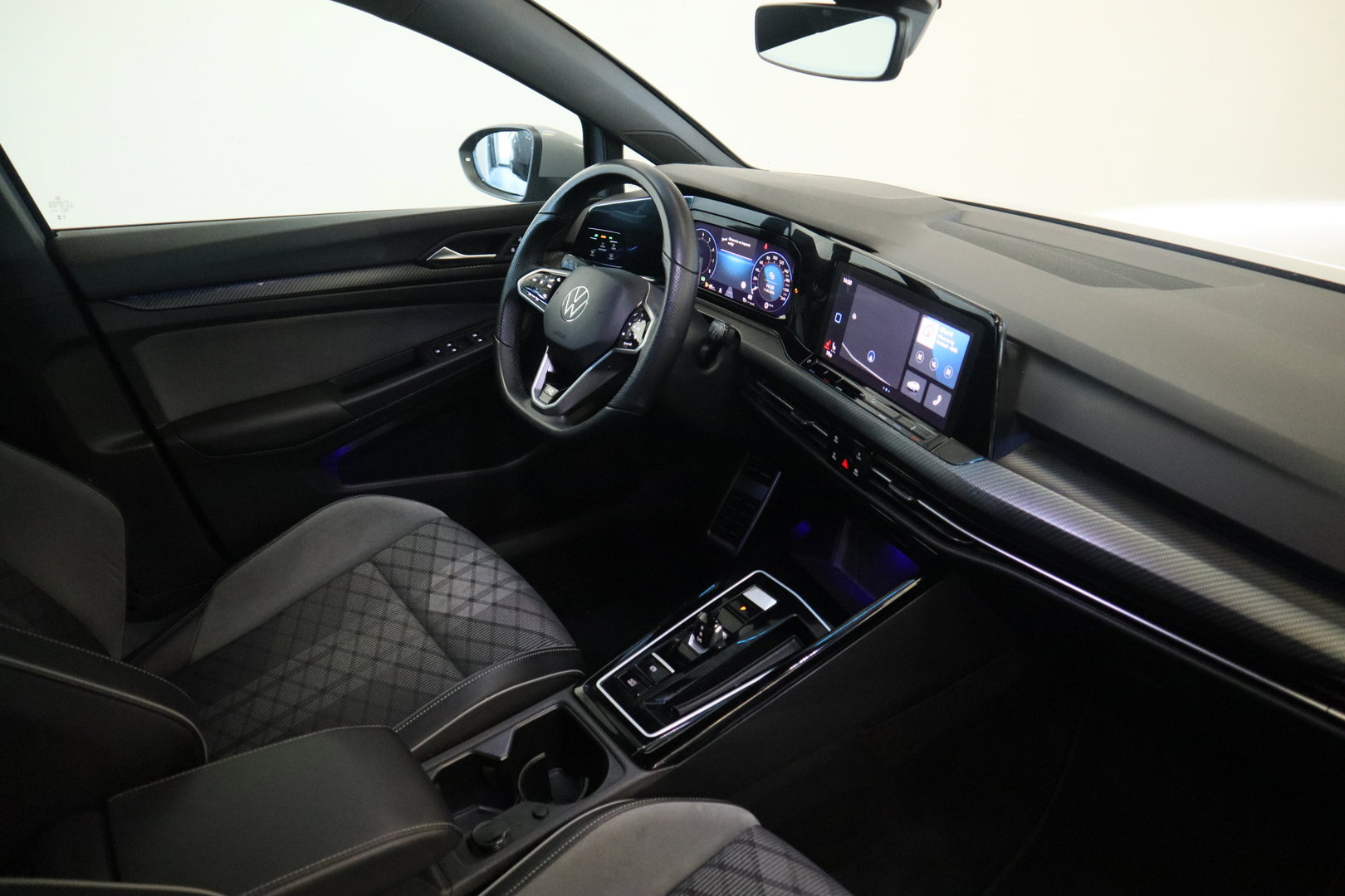 Volkswagen Golf 1.5 eTSI R-Line Business Full-led Navigatie Adaptive-Cruise 24 Maanden garantie* (Vraag naar de voorwaarden)
