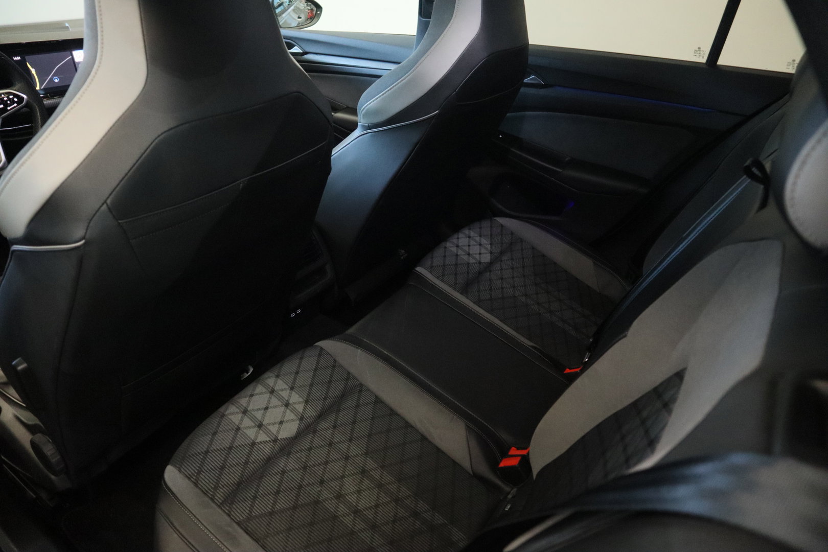 Volkswagen Golf 1.5 eTSI R-Line Business Full-led Navigatie Adaptive-Cruise 24 Maanden garantie* (Vraag naar de voorwaarden)